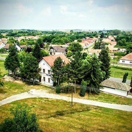 Locomotiv Vendégház Hercegszanto Exterior foto