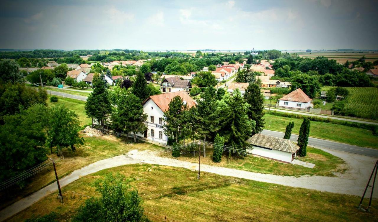 Locomotiv Vendégház Hercegszanto Exterior foto